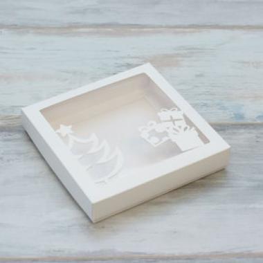 Коробка для пряников 20*20*3 см "Три подарка и елочка" с окном белая