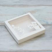 Коробка для пряников 20*20*3 см "Три подарка и елочка" с окном белая